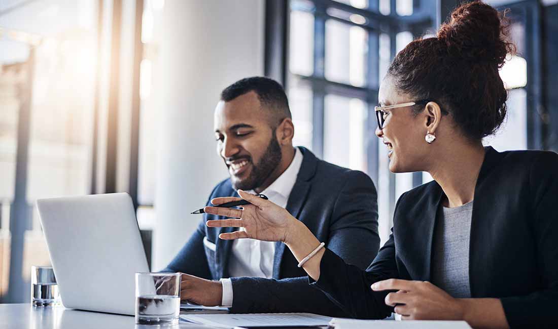 Equipe trabalhando em laptops