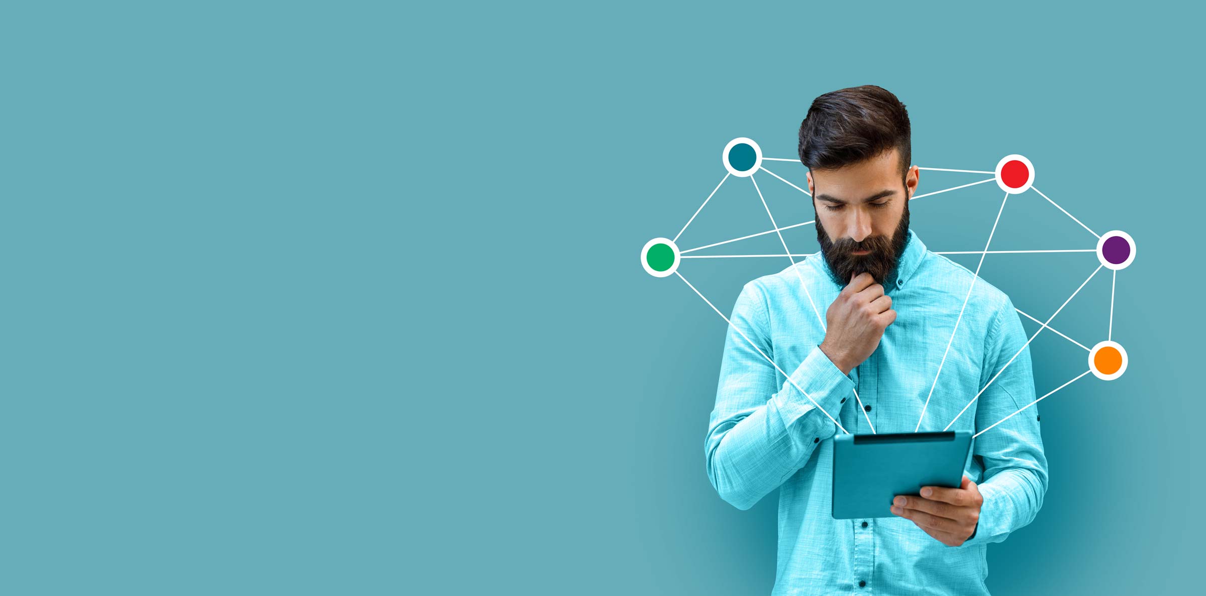 Homem olhando para um tablet para tomar uma decisão de monitoramento de transações PLD