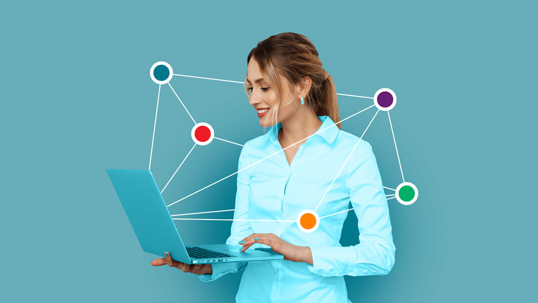 Mulher olhando para o laptop para tomar uma decisão de monitoramento de transação PLD