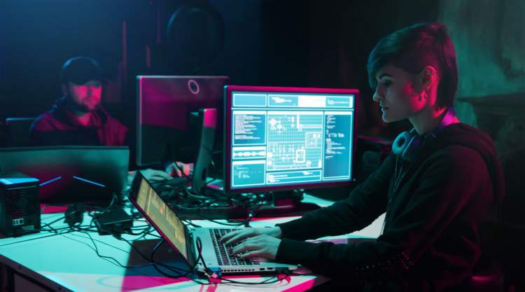 Um homem olhando para o seu tablet para tomar uma decisão de integração em criptomoedas