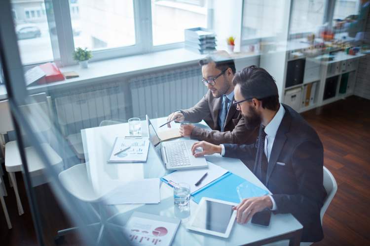 Colegas de trabalho trabalhando em um escritório