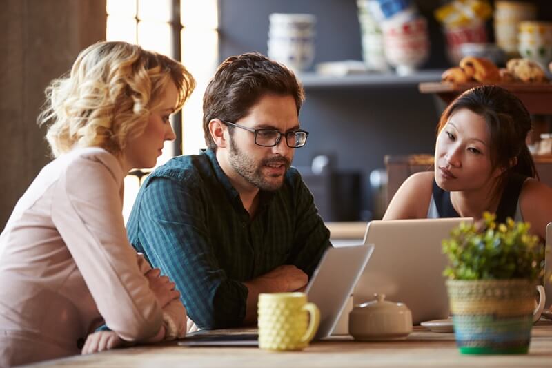 pessoas trabalhando em um café.