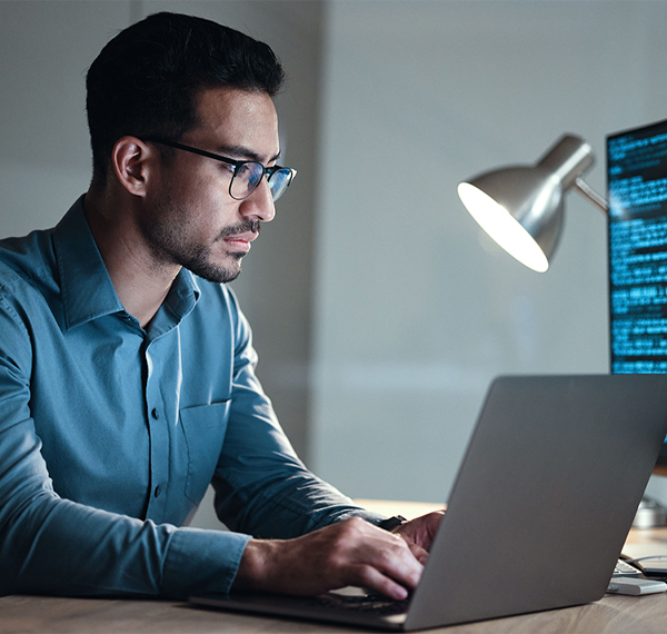 Homem trabalhando em seu laptop