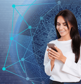 Mulher sorrindo ao telefone