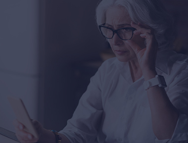 Mulher ajustando o vidro enquanto olha o celular