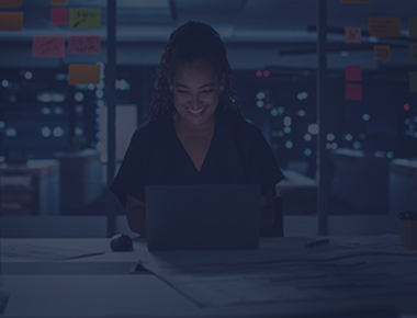 Mulher sorrindo em um laptop