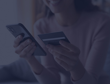 Mulher ao telefone fazendo um pagamento