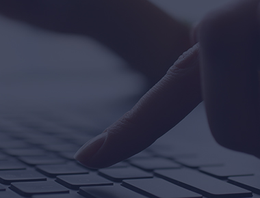 Digitação com o dedo no teclado