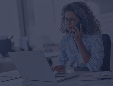 Mulher ao telefone e laptop