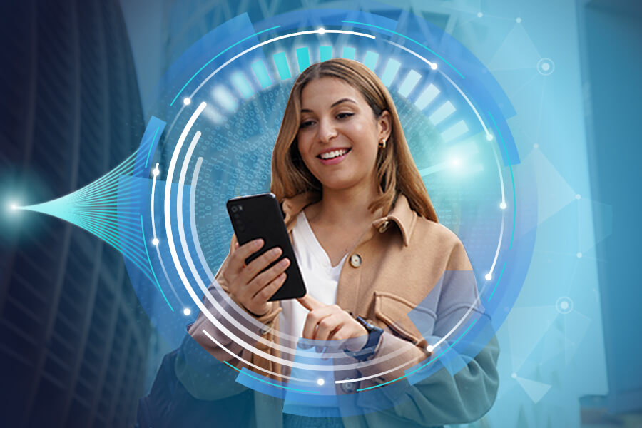 Mulher sorrindo ao ar livre com seu celular