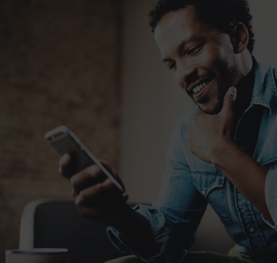 O que é biometria comportamental homem com celular