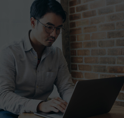 O que é biometria comportamental homem com laptop